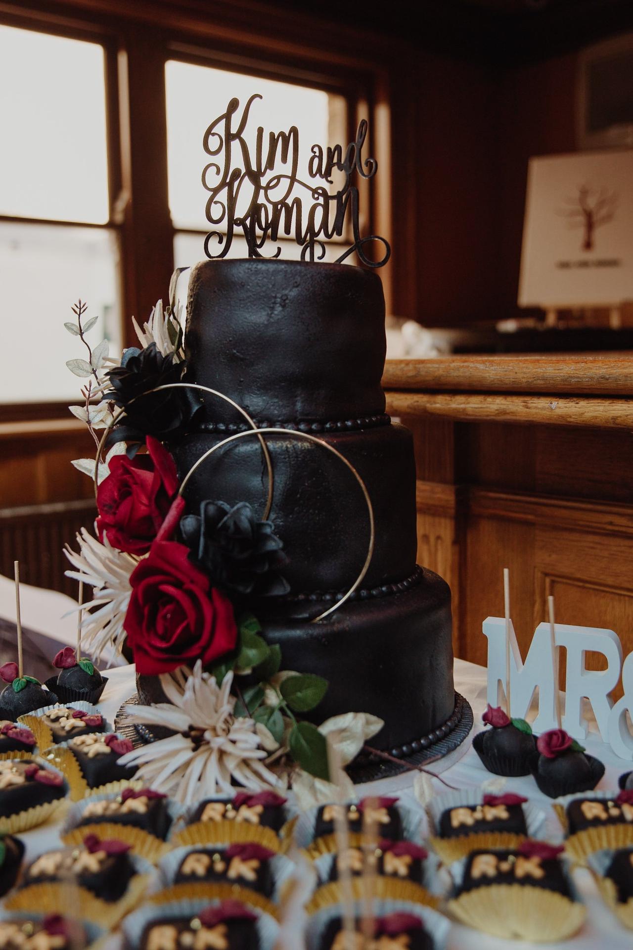 torta nuziale gotica con pasta di zucchero nera
