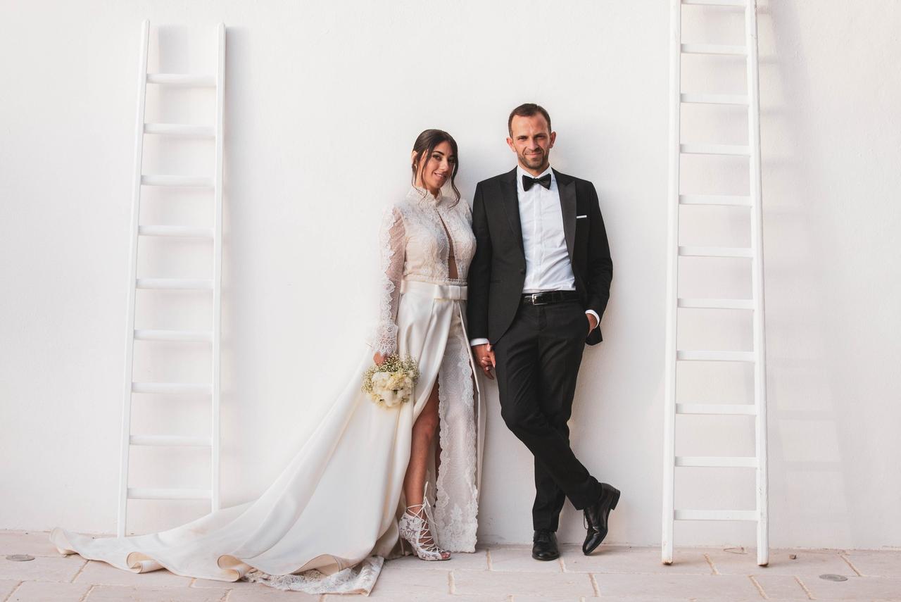 sposo e sposa che guardano la telecamera