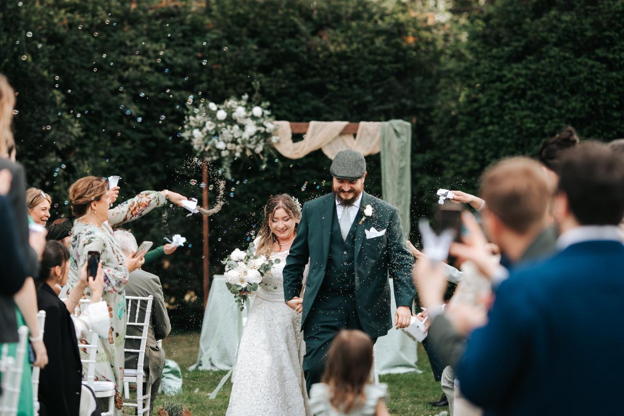 sposi dopo la cerimonia all'aperto in stile natural chic- stili matrimonio