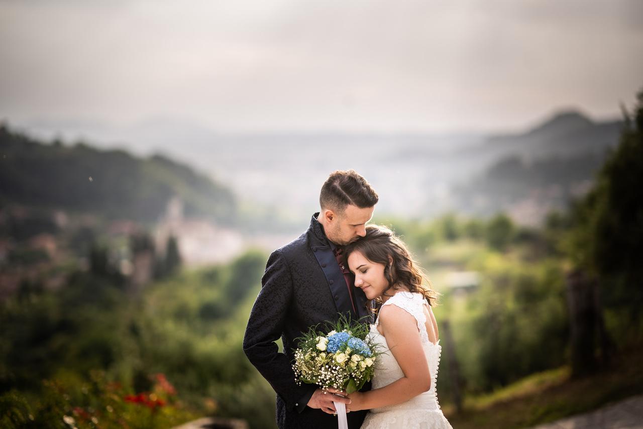 sposa e sposo che si abbracciano