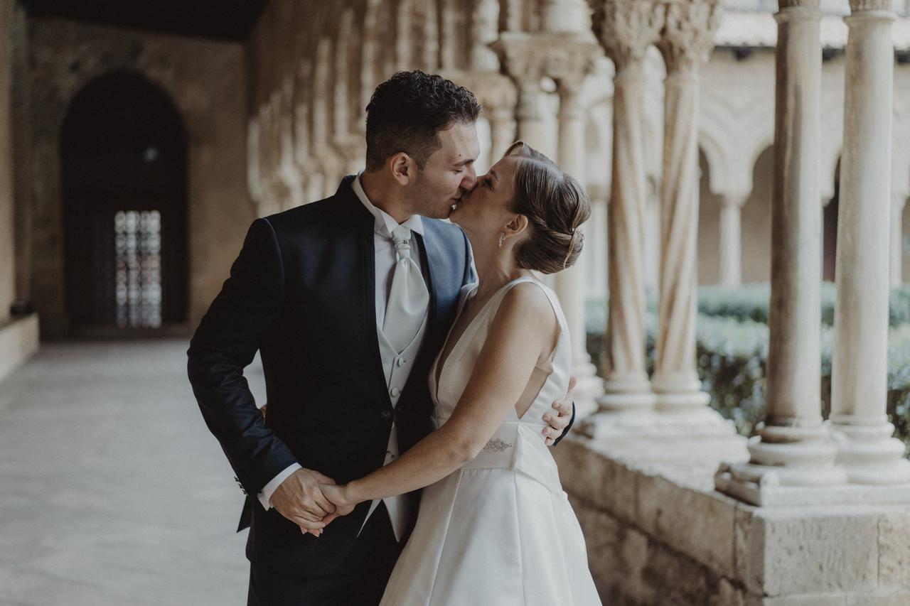 perché sposarsi sposi che si scambiano un bacio