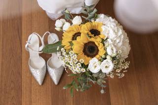 bouquet da sposa con girasoli, margherite e ortensie bianche