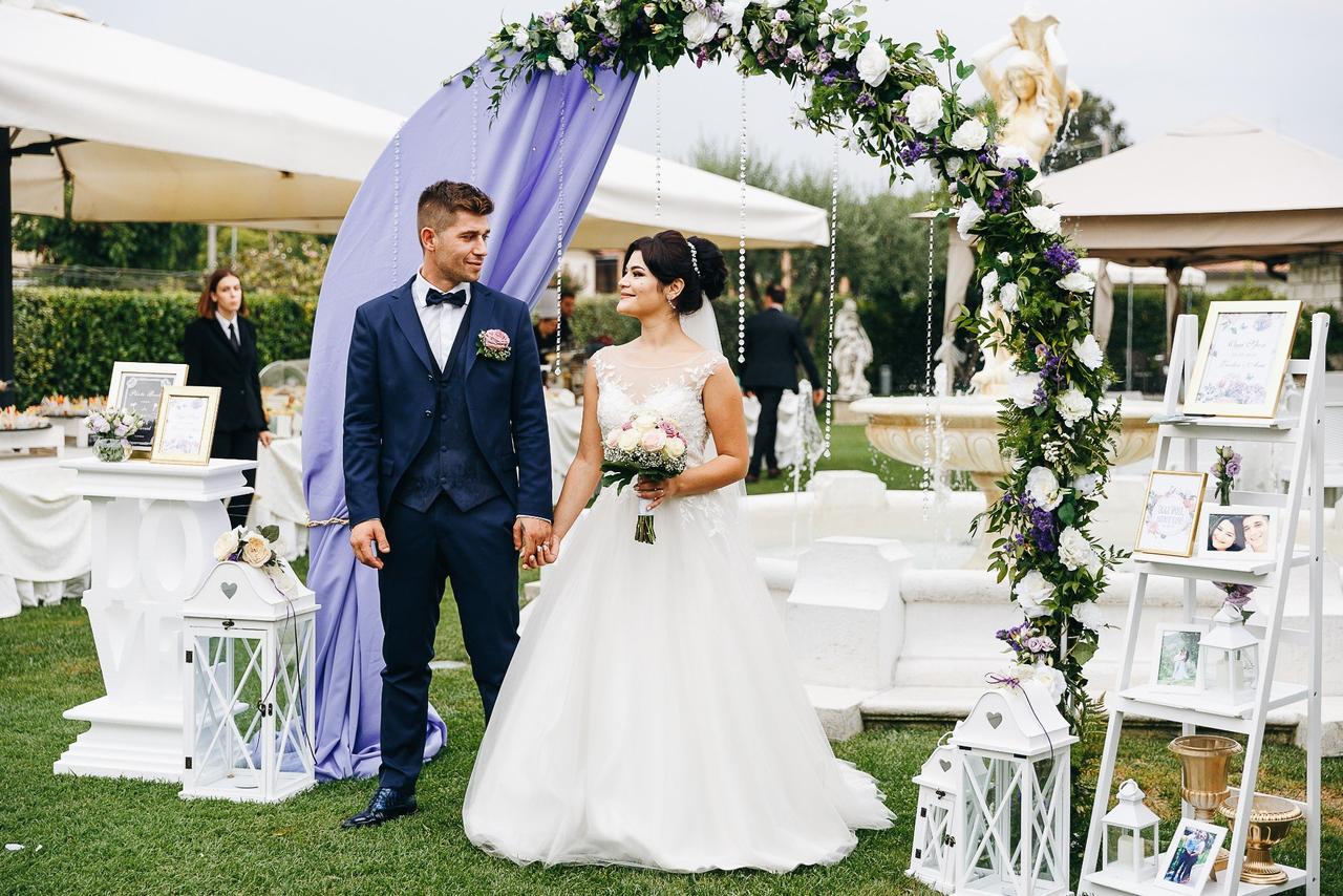 Bianco e verde: la palette perfetta per la decorazione dei matrimoni di  classe