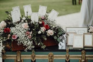 tableau mariage originali con fiori valigia e cornici