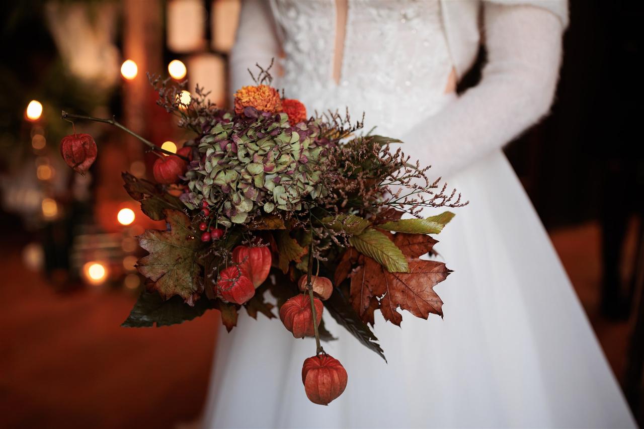 bouquet sposa invernale con bacche e pigne