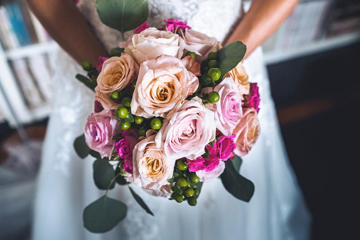 bouquet di rose color pesca e fucsia