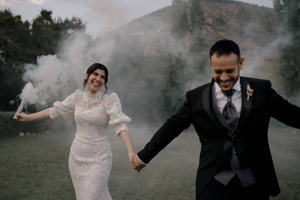 Fumogeni colorati matrimonio: la smoke bomb è l'elemento di tendenza del giorno del sì