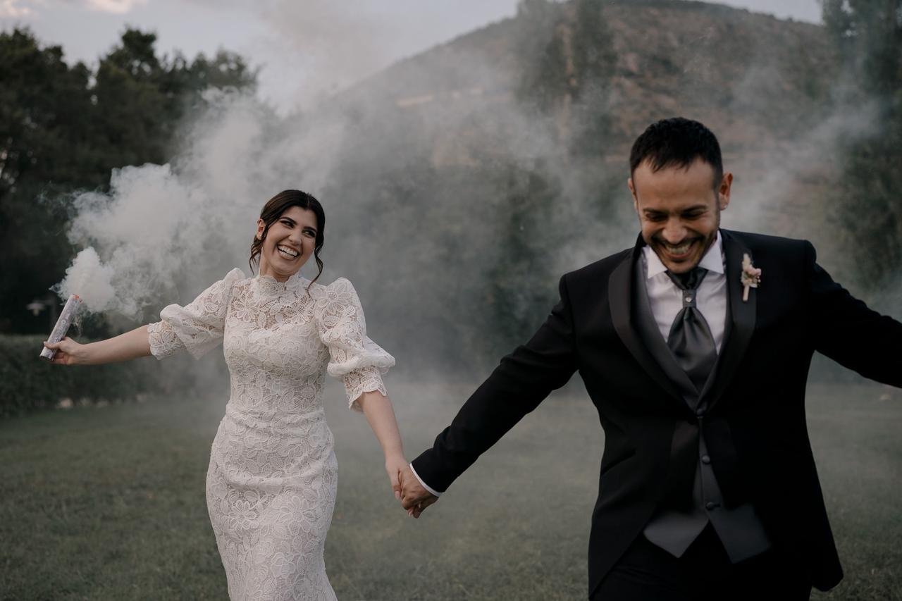 sposi con fumogeni colorati matrimonio bianchi