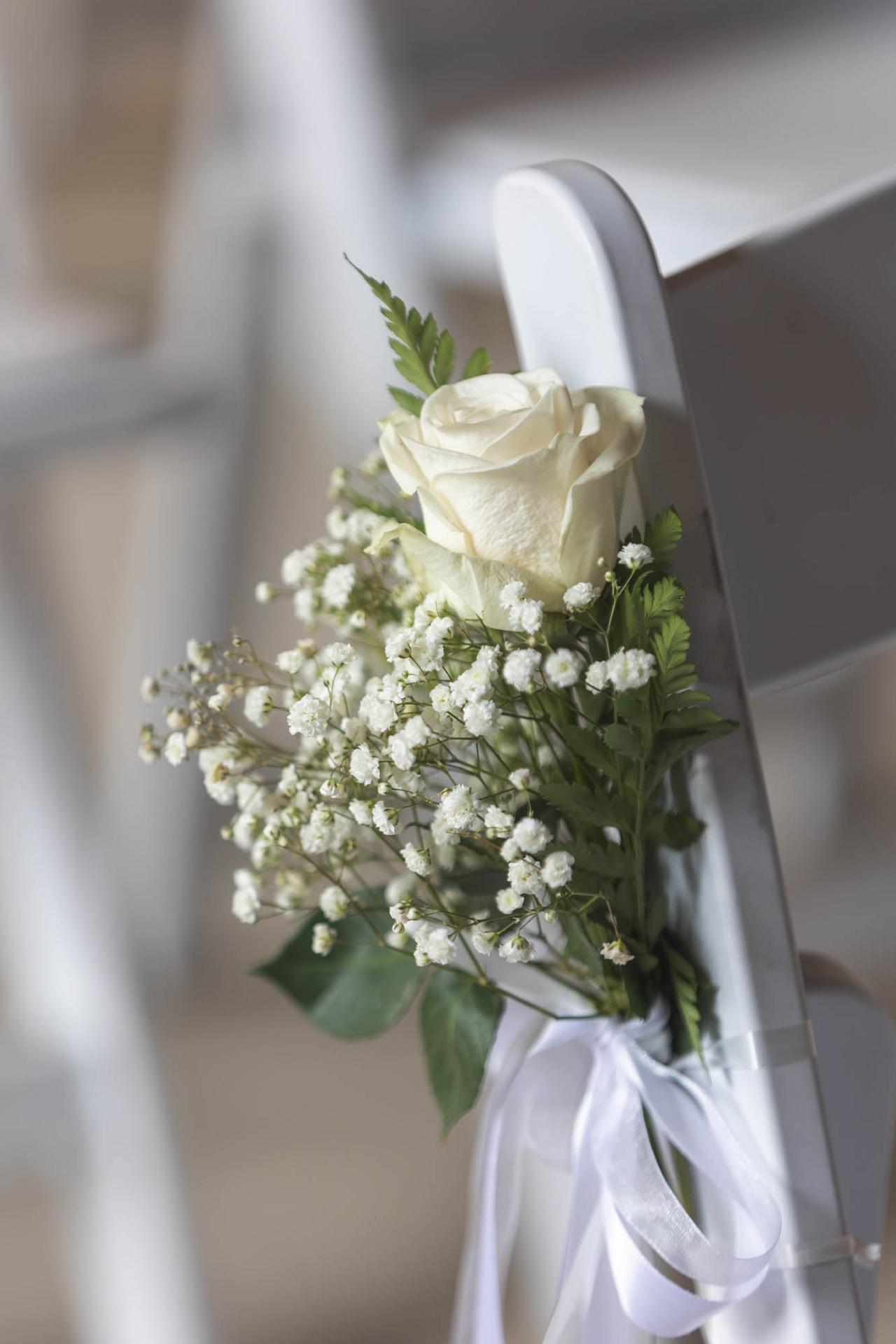 decorazioni sedie con gypsophila
