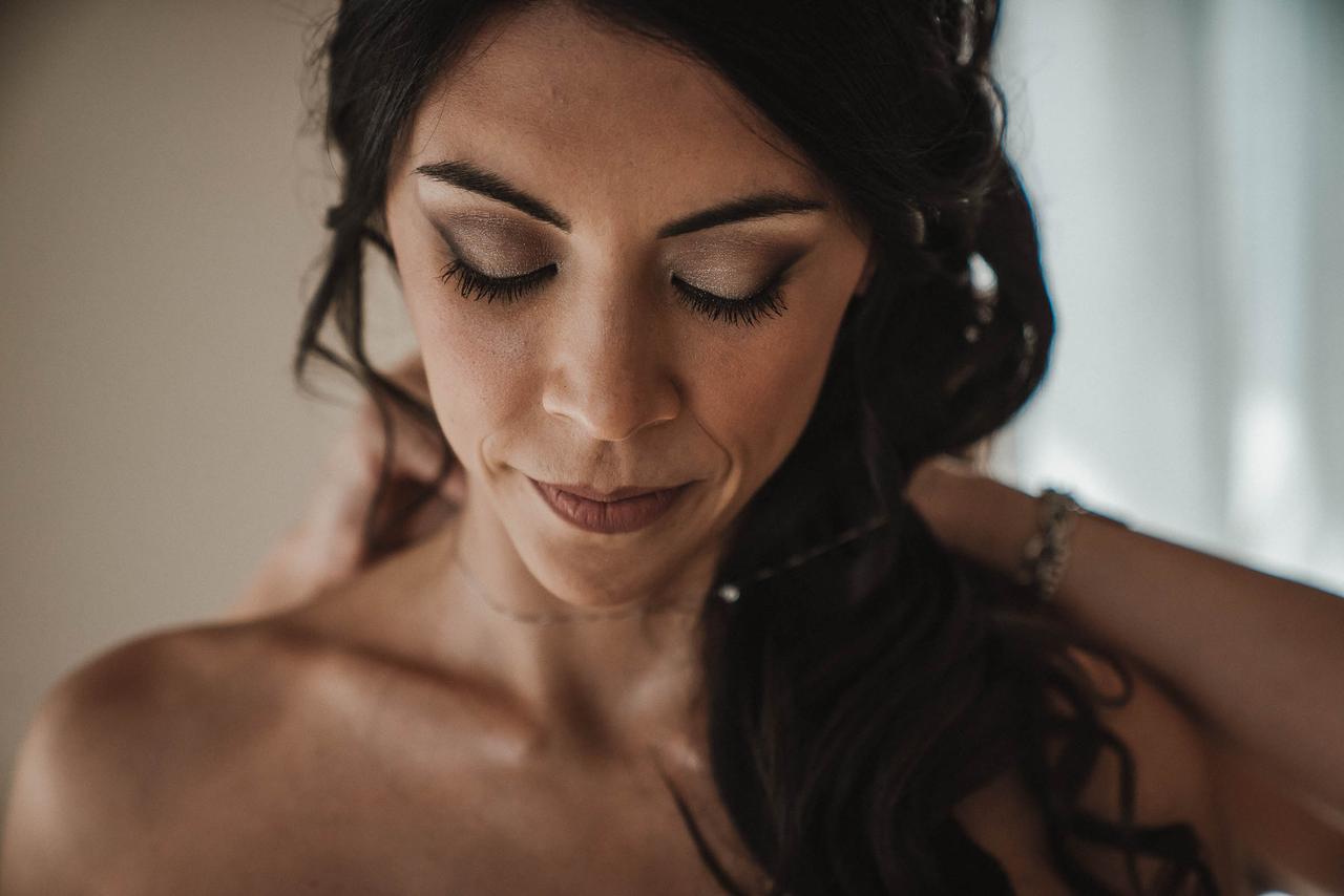sposa con rossetto color nude