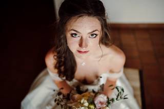 sposa con bouquet in mano- acconciatura sposa laterale