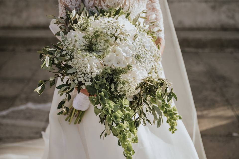 50 bouquet a cascata: l'accessorio per la sposa più trendy del 2024!