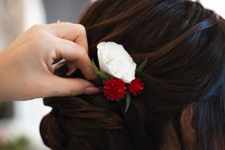 rosa bianco nel semiraccolto con fiori sposa