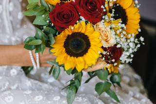 bouquet da sposa con girasoli e rose rosse