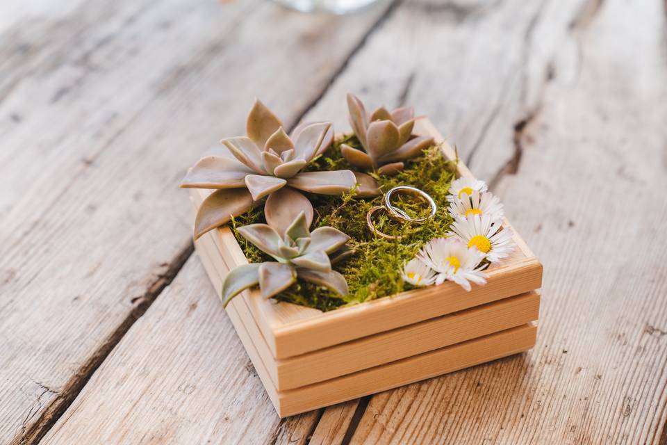 scatolina con fiori e fedi nuziali oro