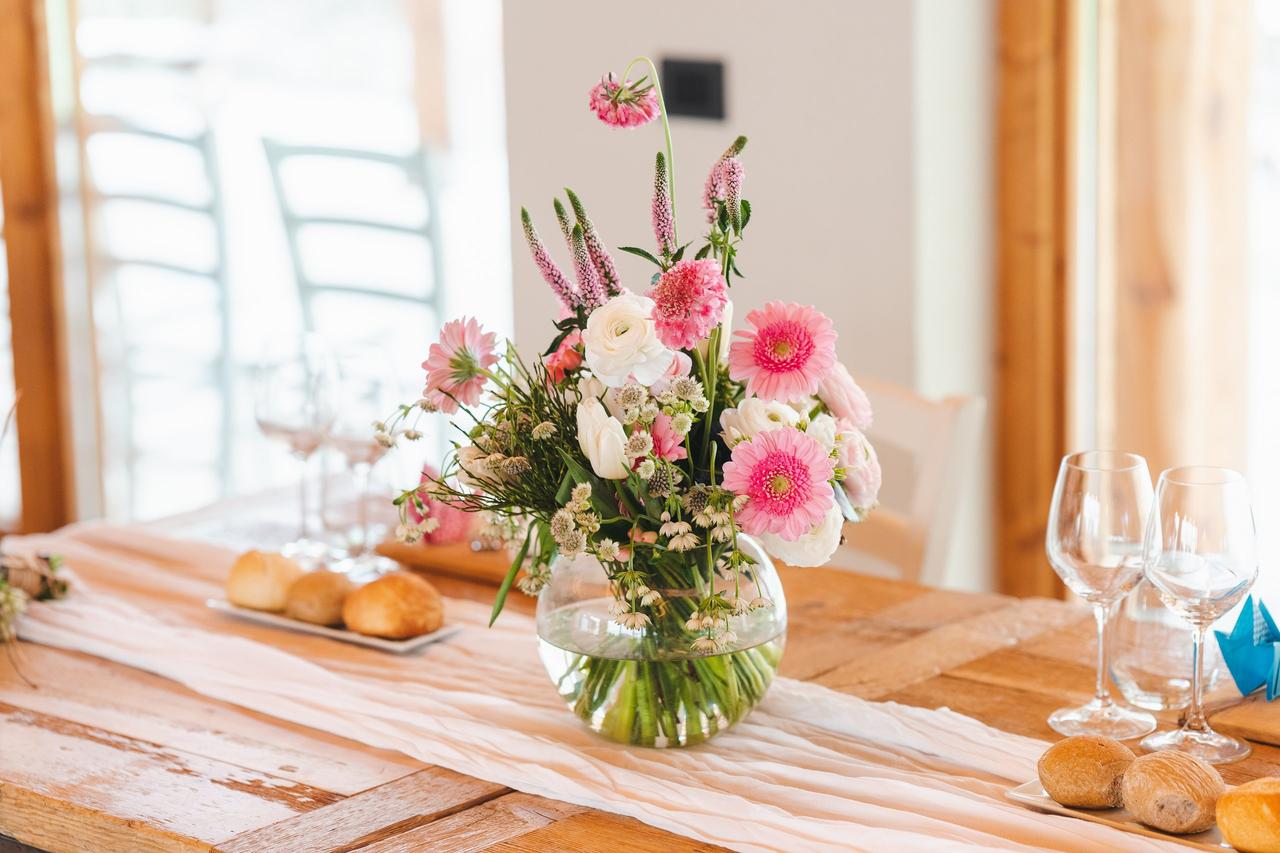 centrotavola rustico con fiori rosa e bianchi