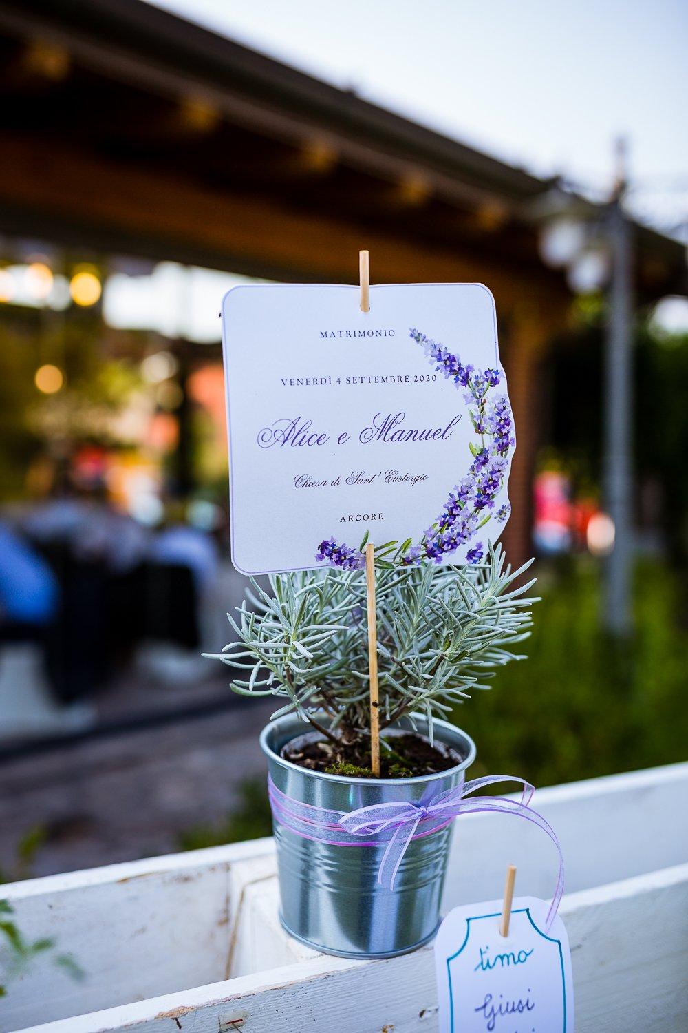 vasetto con fiori per matrimonio a tema lavanda