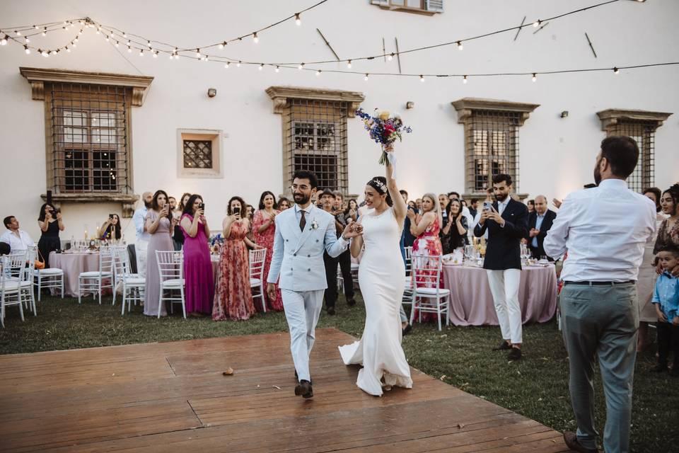 Sposo Felice Che Balla Sotto Coriandoli Al Ricevimento Di Nozze Matrimonio  Di Bella Coppia Caucasica Sposi Che Ballano La Loro Prima Danza Con Effetti  Speciali - Fotografie stock e altre immagini di