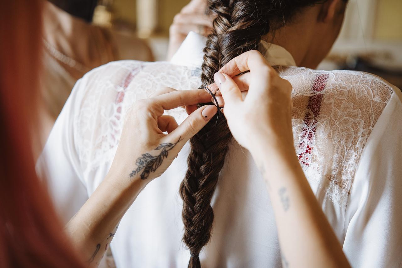 sposa a cui fanno una treccia