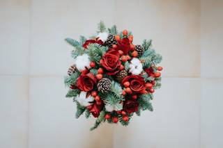 bouquet da sposa inverno Natale con pigne e rose rosse