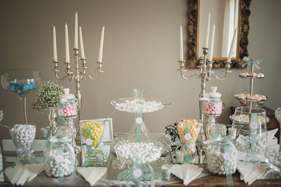 tavolo confettata matrimonio a casa con confetti colorati e candelabri