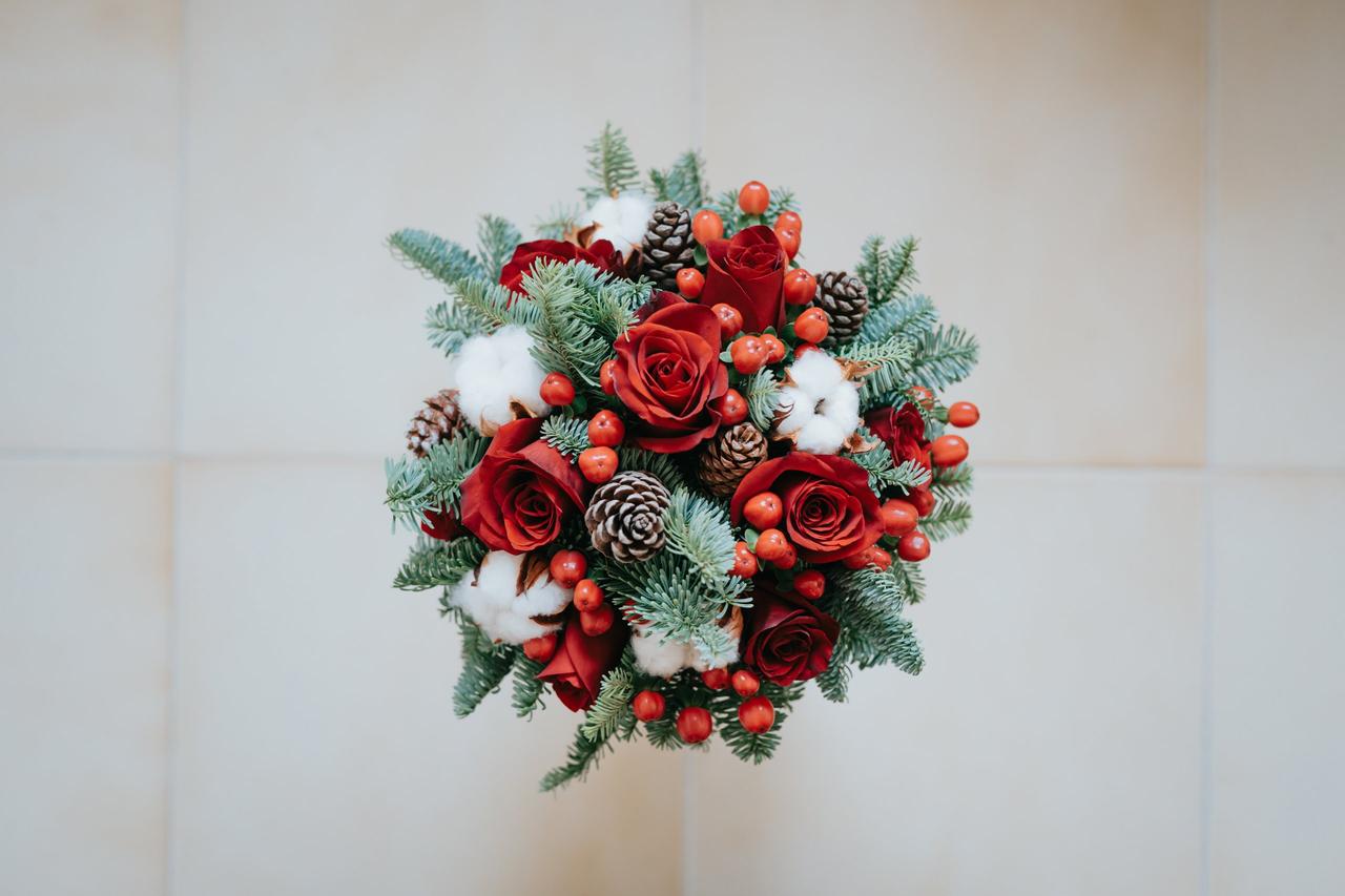 bouquet da sposa inverno Natale con pigne e rose rosse