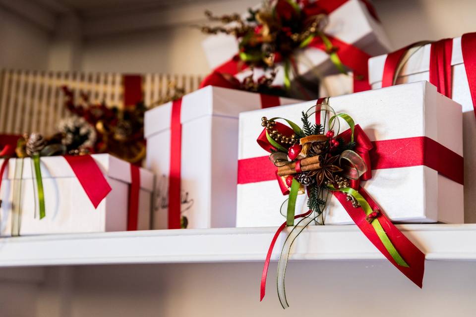 scatola bianca per regalo di Natale con fiocco rosso e verde
