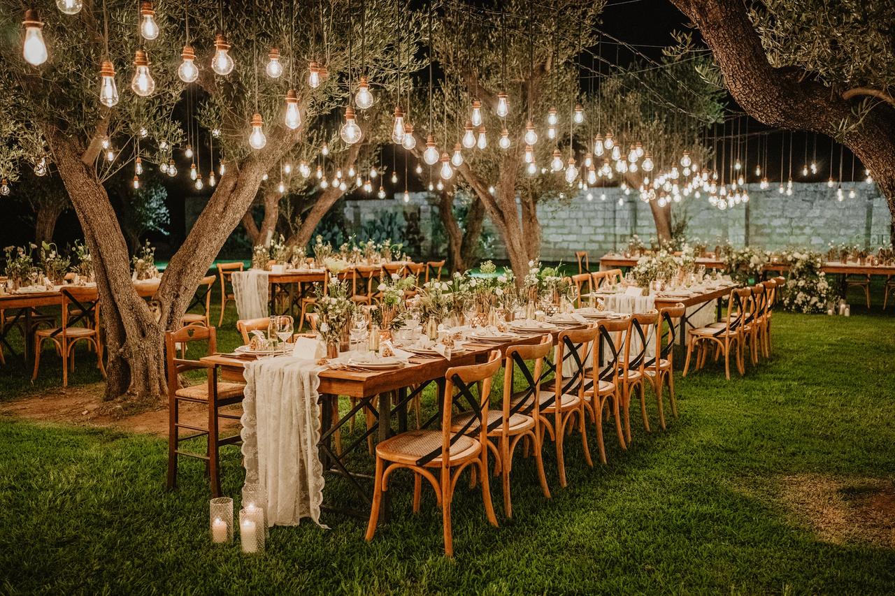 allestimento tavolo imperiale nel verde con luci appese agli alberi per nozze natural chic- stili matrimonio