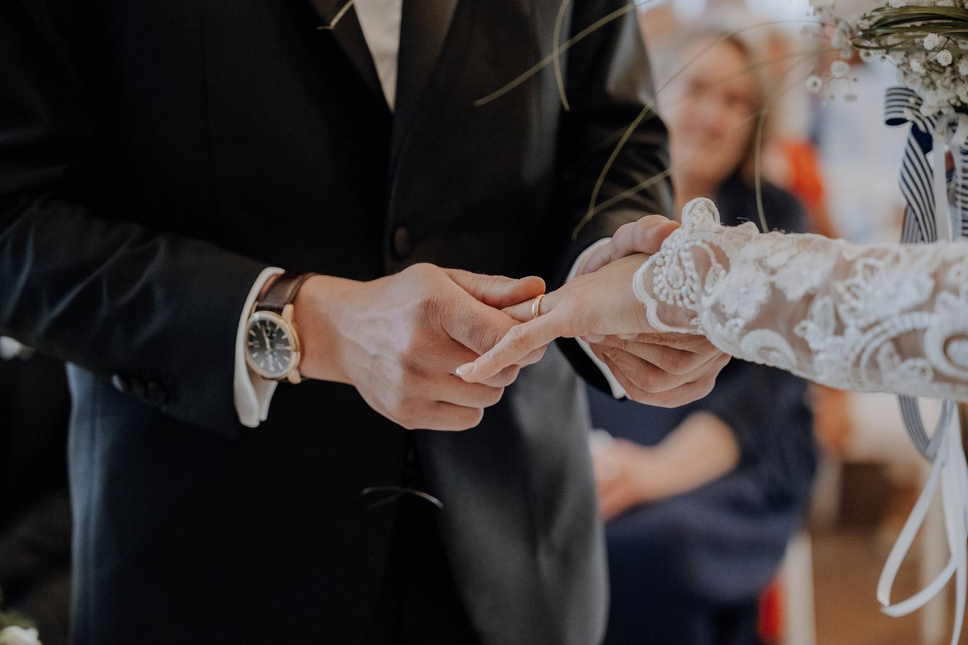 Frasi da incidere su anelli nuziali: 50 idee romantiche per sigillare