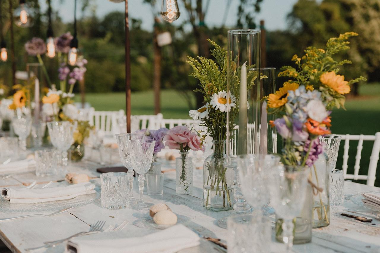tavola decorata con fiori di campo per matrimonio con pochi invitati