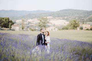 sposo e sposa che camminano in un campo di lavanda