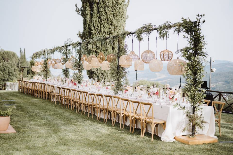 tavolo imperiale matrimonio con decorazioni floreali e lampade in vimini