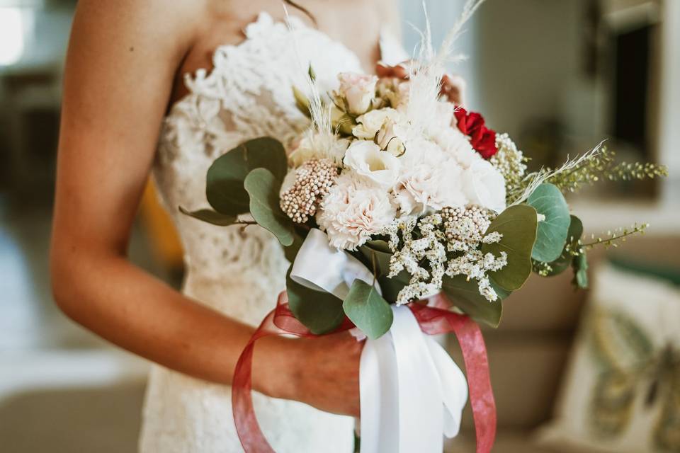 bouquet da sposa messy con ranuncoli 