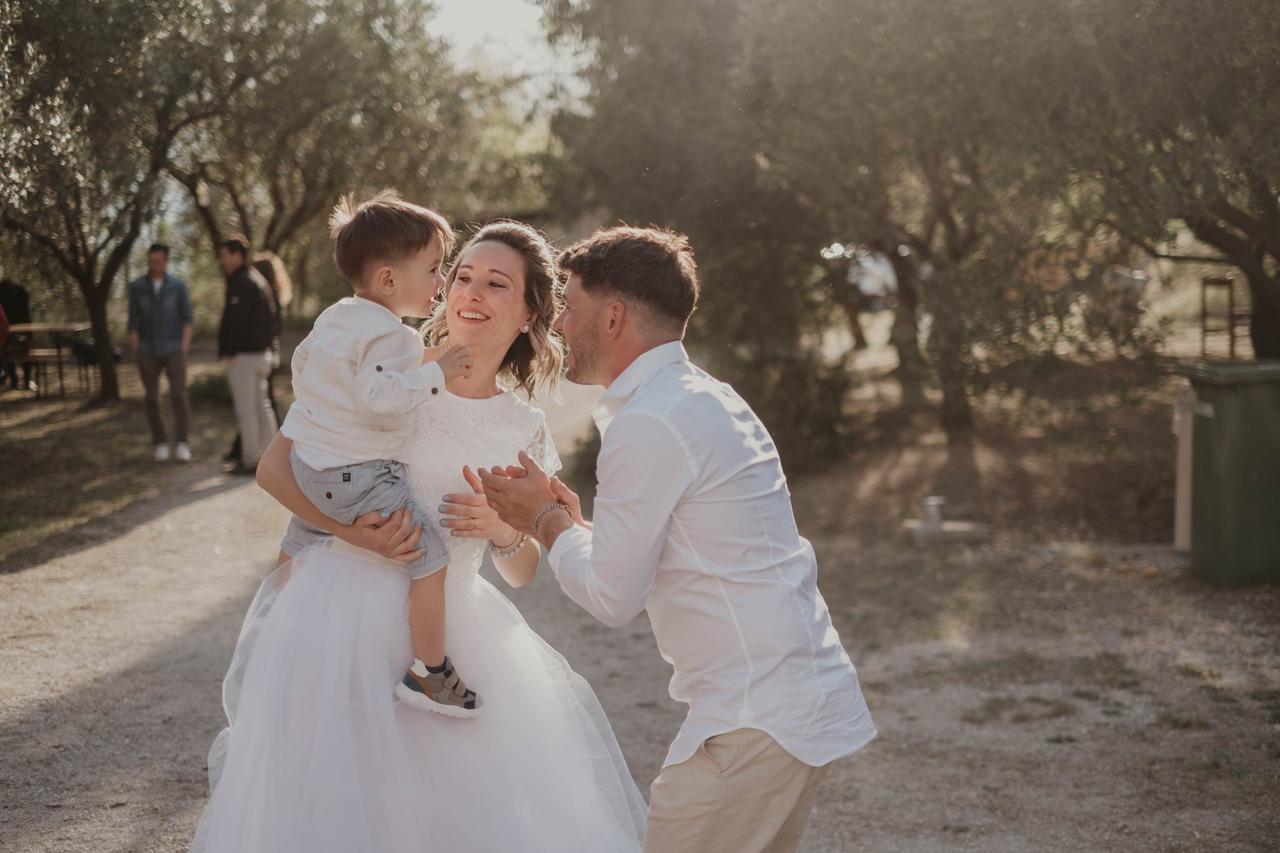 sposi in giardino con in braccio loro figlio