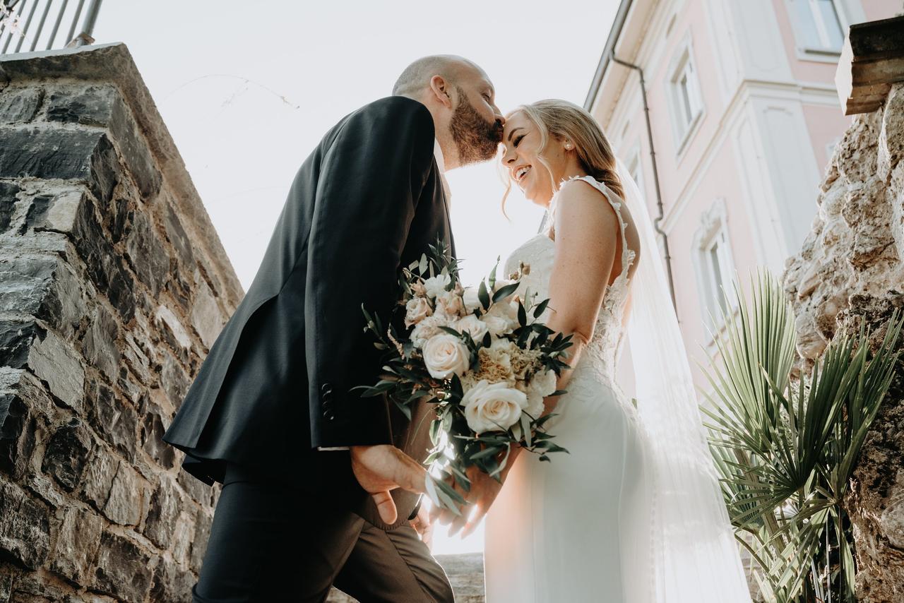 vantaggi matrimonio - sposo che dà un bacio alla sposa