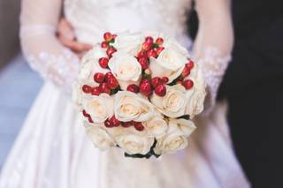 bouquet invernale da sposa con rose rosa e bacche rosse