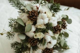 bouquet da sposa invernale con pigne rametti di abete e cotone