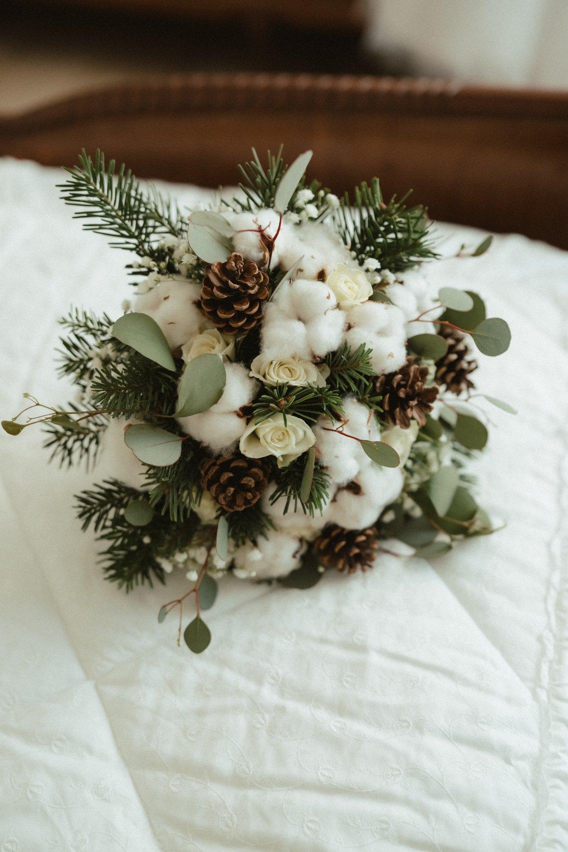 bouquet da sposa invernale con pigne rametti di abete e cotone