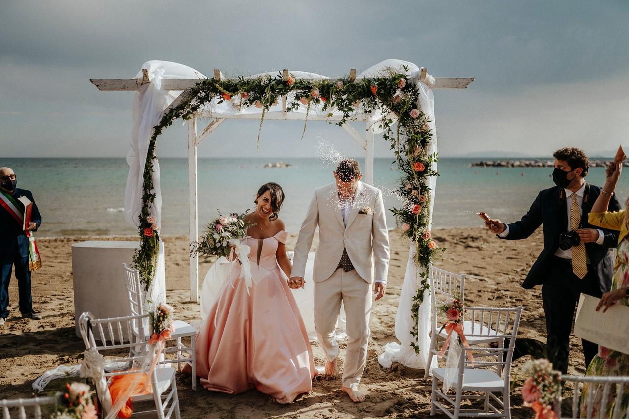 Arco di nozze con fiori disposti nel parco per una cerimonia di matrimonio.  arco di gara per la celebrazione.