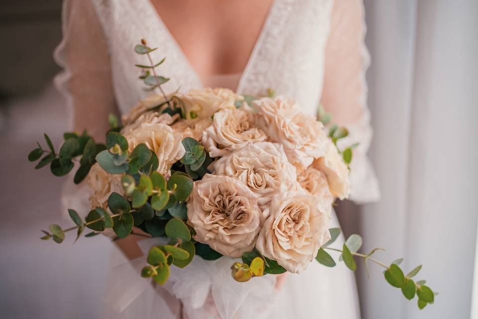 Partecipazioni di nozze con fiori e bouquet eleganti, natural chic