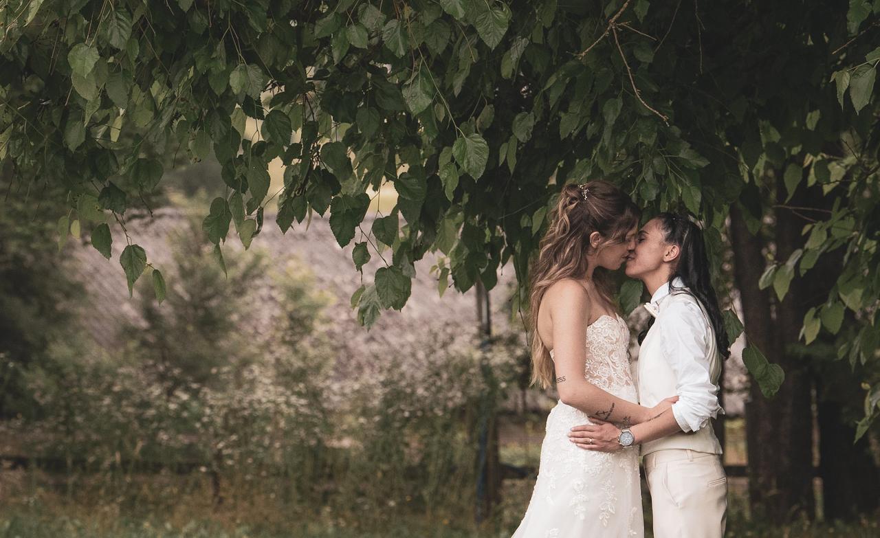 sposa che bacia la sposa cosa regalare se sei testimone di nozze