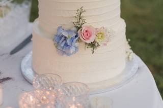 torta nuziale a piani con fiori