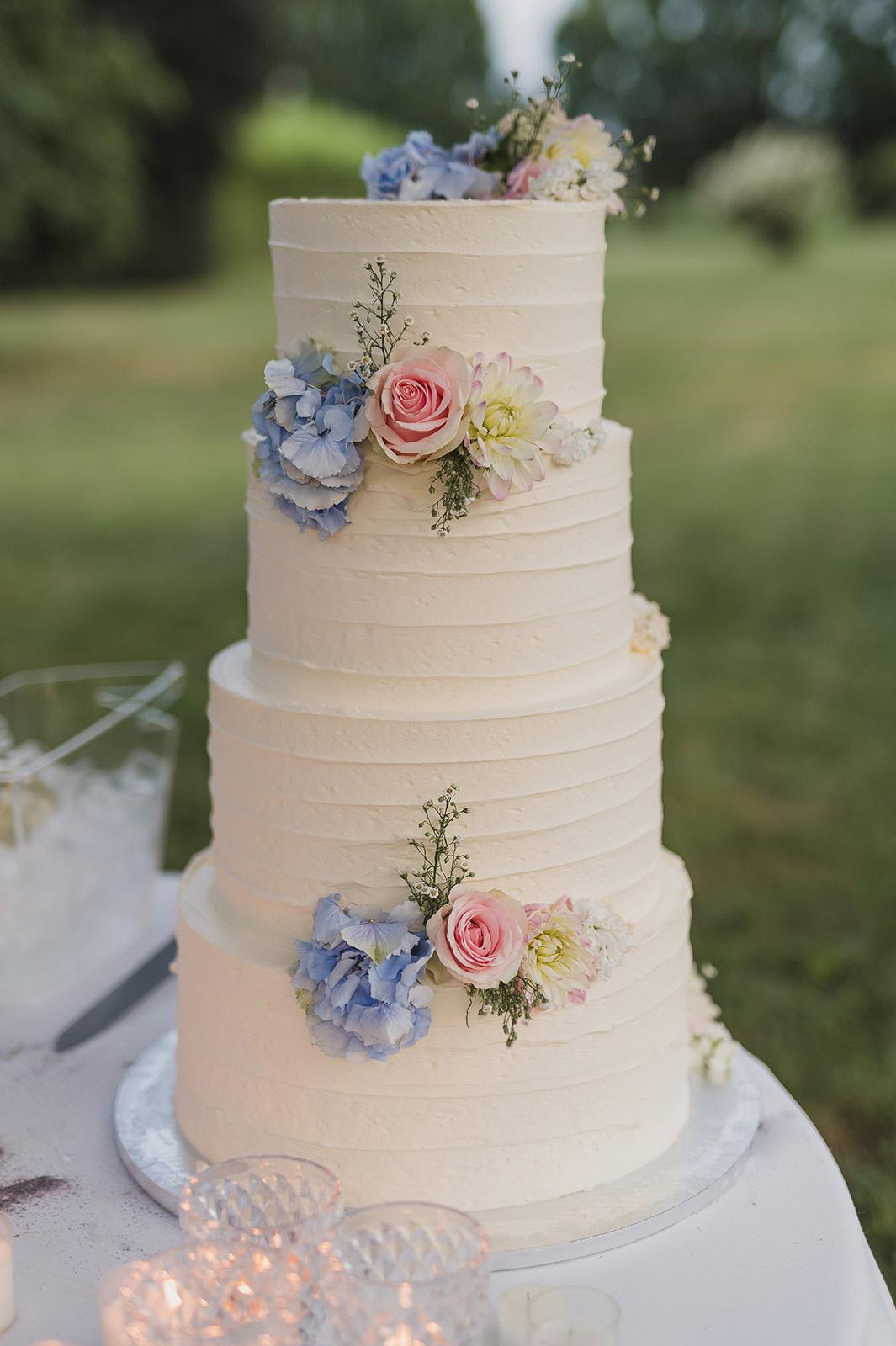 torta nuziale a piani con fiori