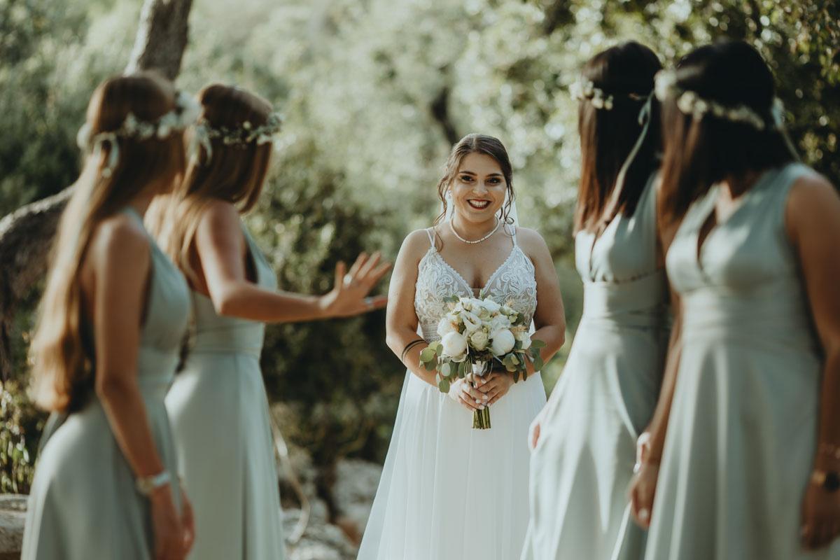 damigelle che guardano la sposa con in mano il bouquet