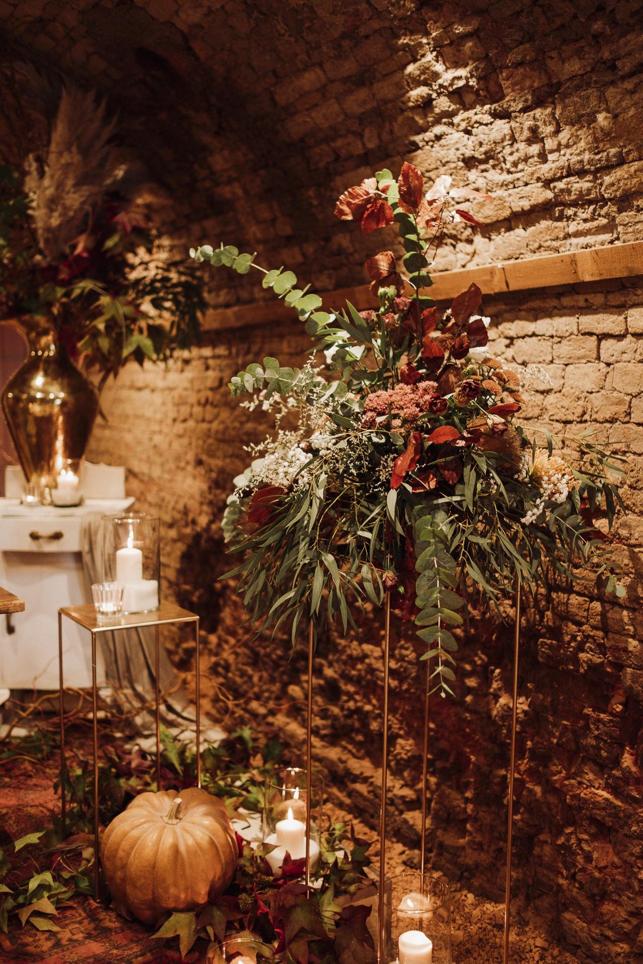 allestimento floreale con fiori autunnali e zucche