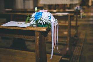 decorazioni floreali per le panche della chiesa