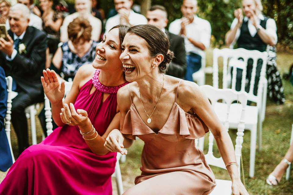 invitate a un matrimonio che ridono durante cerimonia in giardino