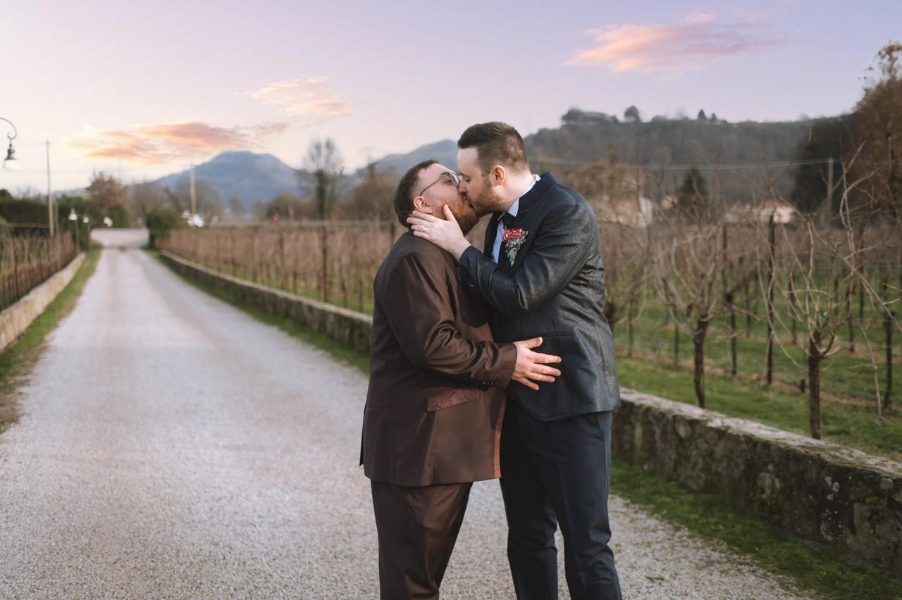 coppia di ragazzi che si scambiano dolci effusioni e frasi del buongiorno 