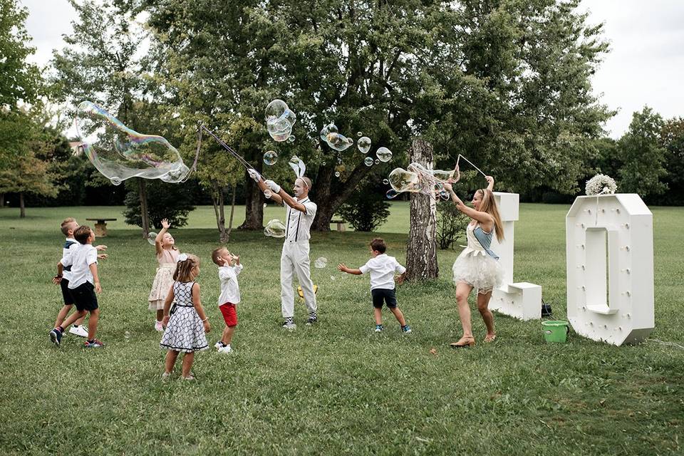 animatori per matrimonio che fanno delle bolle di sapone davanti ai bambini