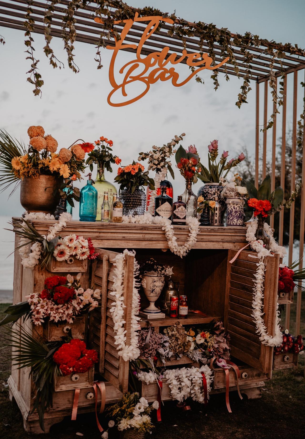 flower bar per matrimonio stile tropical